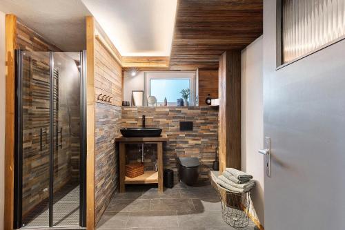 Ένα μπάνιο στο Wanderer Lodge am Breitenstein