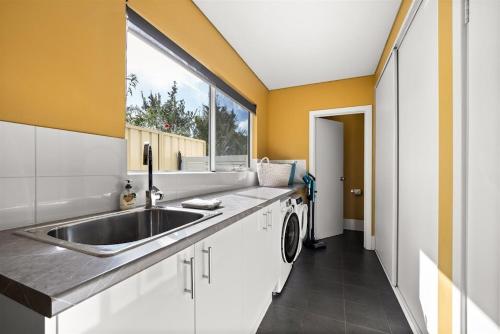 Η κουζίνα ή μικρή κουζίνα στο Perry's Place