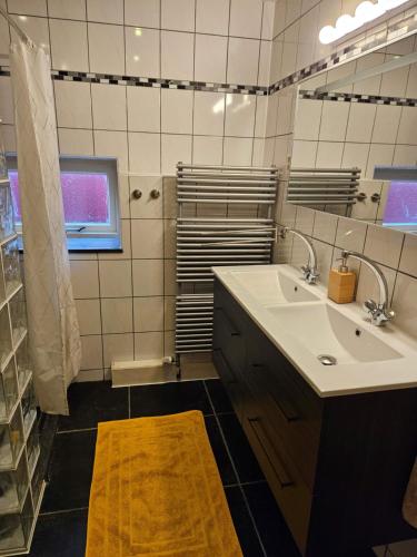 een badkamer met een wastafel en een spiegel bij Hoeve de Haan in Bellingwolde