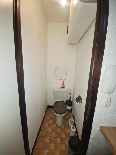 a small bathroom with a toilet in a room at Au dessus des nuages Sublime Vue in Turckheim