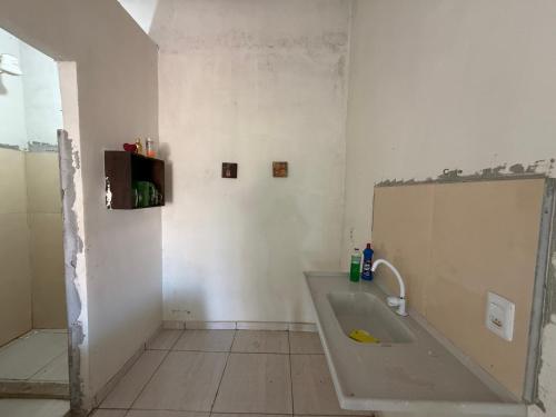 ein weißes Badezimmer mit Badewanne und Waschbecken in der Unterkunft Caminito Brasília Hostel in Luziânia