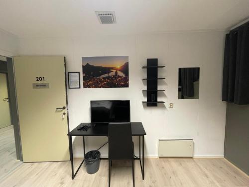 a room with a desk and a picture on the wall at Ankenes Romutleie AS in Narvik