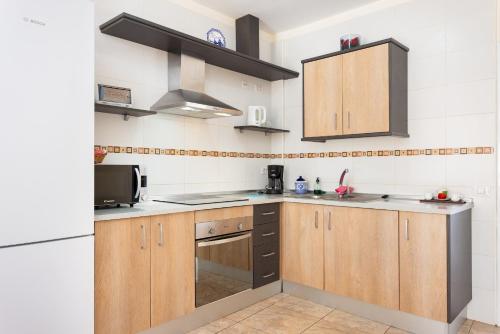 Kuchyň nebo kuchyňský kout v ubytování Home2Book Warm Family Stay Güimar