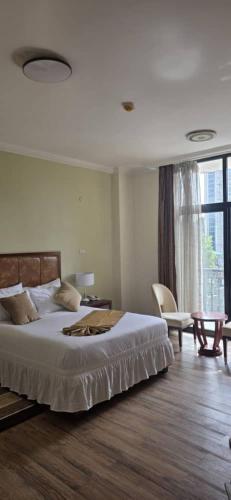 Un dormitorio con una cama grande y una mesa y sillas. en Authopia Hotel, en Addis Ababa