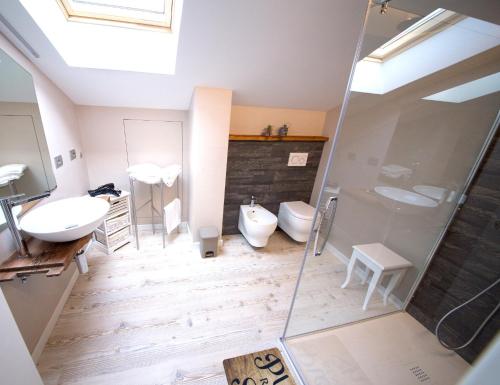 Un baño con ducha, inodoro y lavabo. en Appartamenti Aosta, en Aosta