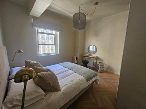 Postel nebo postele na pokoji v ubytování Designer 1 bedroom Vacation Rental Cape Town