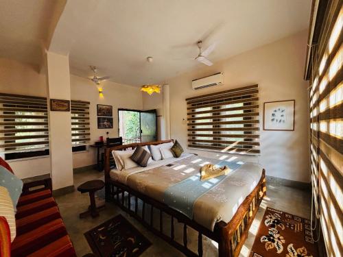 a bedroom with a bed and a desk in it at Emerald Tiger Retreat in Tāla