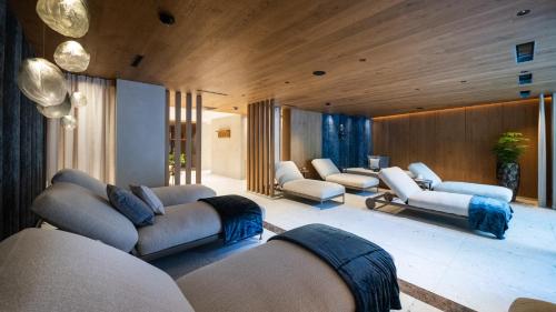 una sala de estar con un montón de sofás en Hotel Trofana Alpin, en Ischgl