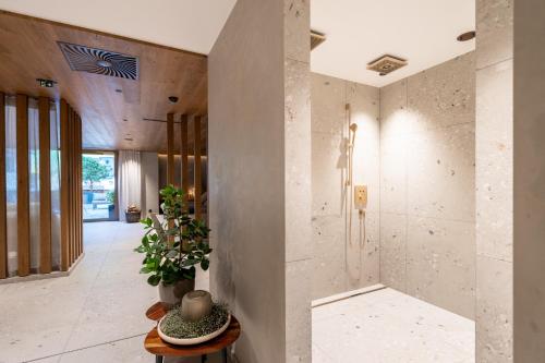 Un pasillo de una casa con una pared de hormigón. en Hotel Trofana Alpin, en Ischgl