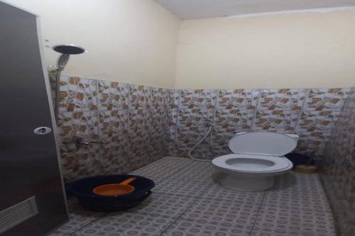 a bathroom with a toilet in a room at Hotel O 94911 Syariah Anggrek Guest House in Lebakwangi