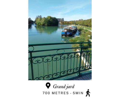 a view of a river with boats in the water at Appart complet - 2 à 4 personnes coeur de ville in Châlons-en-Champagne