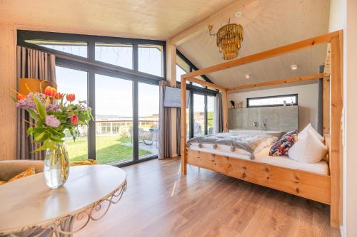 鲁多尔施塔特Ferienhäuser Saalemaxx的一间卧室配有一张双层床和一张桌子