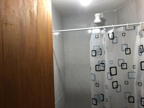 une salle de bain avec une douche avec un rideau de douche dans l'établissement Porto de Galinhas, Cupe, piscina, mar a 280m, à Porto de Galinhas