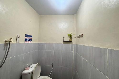 um banheiro com vaso sanitário e pia em OYO 94937 Garuda Homestay Syariah em Demangan