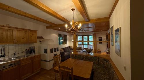 een keuken met een tafel en een eetkamer bij Haus Sonnbichl Top 3 in Krimml