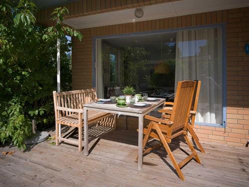 un tavolo e due sedie seduti su un ponte di Nah'n Kliff 91 a Timmendorf