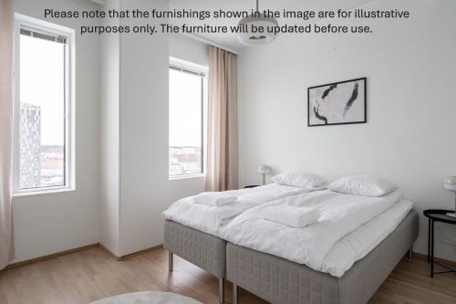 une chambre avec un lit avec des murs et des fenêtres blancs dans l'établissement 12th Floor Sauna Retreat with Stunning City Views, à Tampere