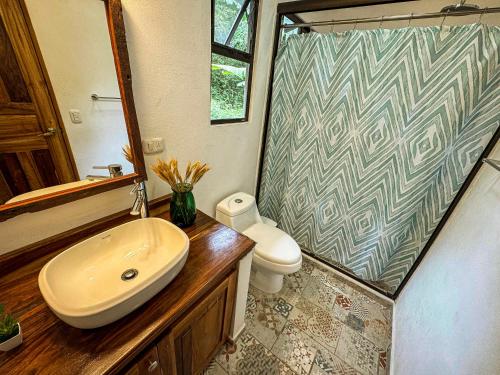 Ένα μπάνιο στο Rustic Tropical Retreat With Pool & Garden Ojochal