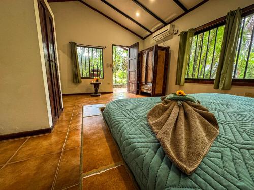 Ένα ή περισσότερα κρεβάτια σε δωμάτιο στο Rustic Tropical Retreat With Pool & Garden Ojochal