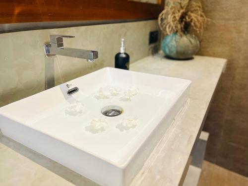 タンガラにあるMowni View - Tangalleの白い洗面台