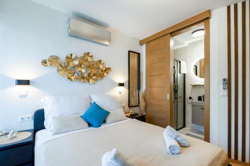 une chambre avec un grand lit blanc avec des oreillers bleus dans l'établissement MyFlat Sunton Apartment, à Siófok