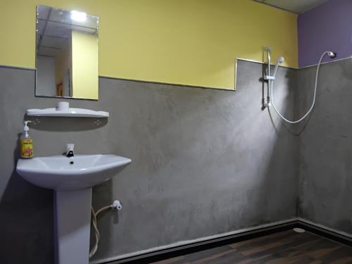 Ένα μπάνιο στο MRO Sigiriya Village Homestay & Hostel