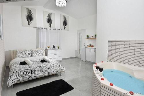 Postel nebo postele na pokoji v ubytování אגם בגליל - וילה ו-3 סוויטות עם בריכה מחוממת בעבדון