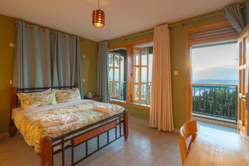 Un dormitorio con una cama con vista al mar. en Mua Hills Tented Camp, en Katelembu