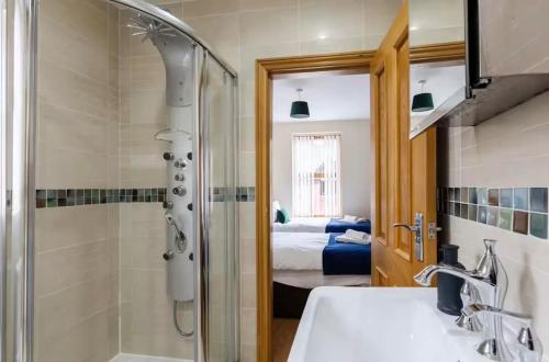 ein Badezimmer mit Dusche und Waschbecken in der Unterkunft Albert Stays - 5 bed Sleeps 11 - Free Parking in Preston