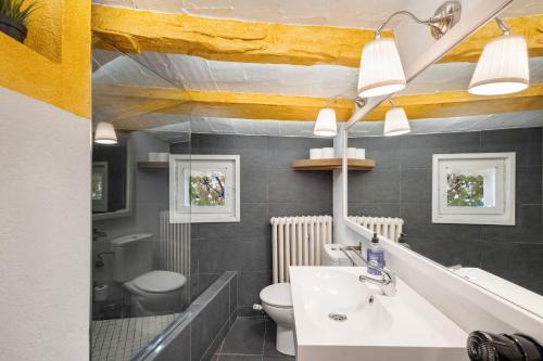 un baño con lavabo e inodoro en Casa del Pastor-Brugarolas Village, en Castelltersol