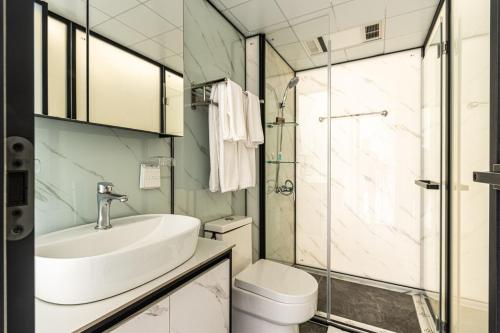 een badkamer met wastafel en toilet bij Bubble Glamping King bed, we have a 8 units like this in Laguna del Higüero