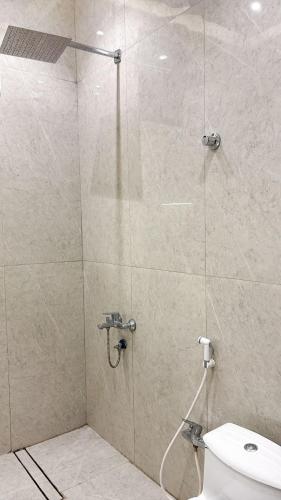 une salle de bain avec une douche avec des toilettes et un lavabo dans l'établissement شقة راقية بغرفة نوم وصالة مريحة, à Hafr Al Baten