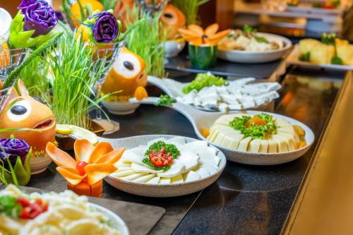 シダにあるVilla Side Hotelのテーブルの上にたくさんの料理が並んだビュッフェ