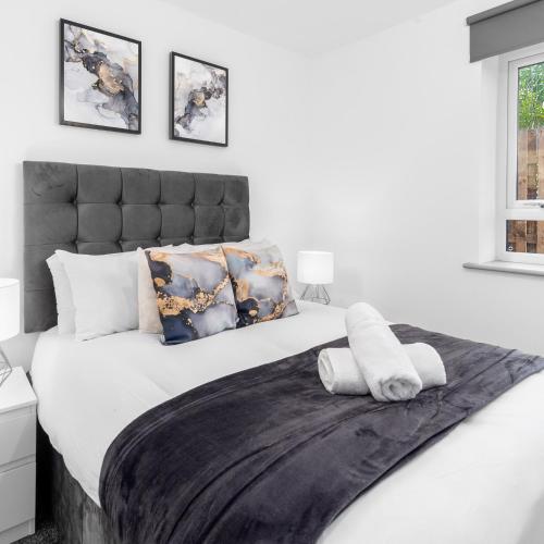 En eller flere senge i et værelse på Stylish 2 Bedroom Apartment - Balcony - Parking - Fast WIFI - 3MC