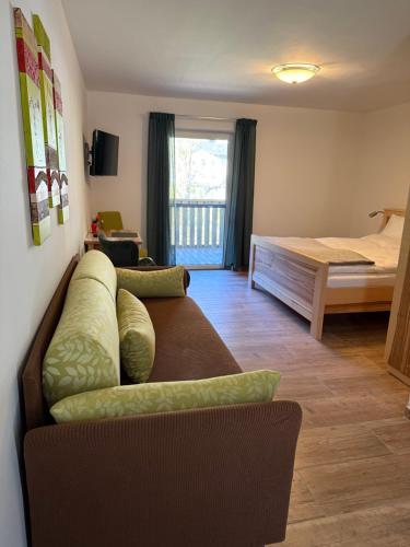 Postel nebo postele na pokoji v ubytování Gesäuse-Zimmer