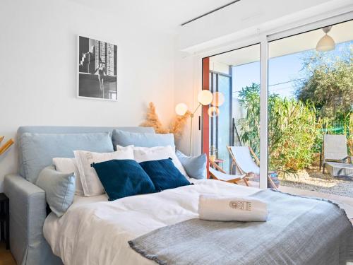 Ένα ή περισσότερα κρεβάτια σε δωμάτιο στο Le Cocon - 5 min to Monaco - Ideal couple or business - Free private parking - Near events - Terrace and balcony - Premium services