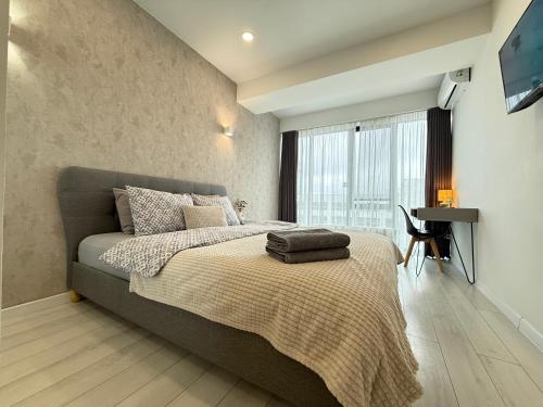 En eller flere senge i et værelse på Large Central Top Apartment