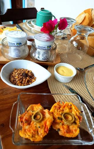 uma mesa com um prato de comida sobre a mesa em Pousada Casa de Naue - Ilha de Boipeba na Ilha de Boipeba