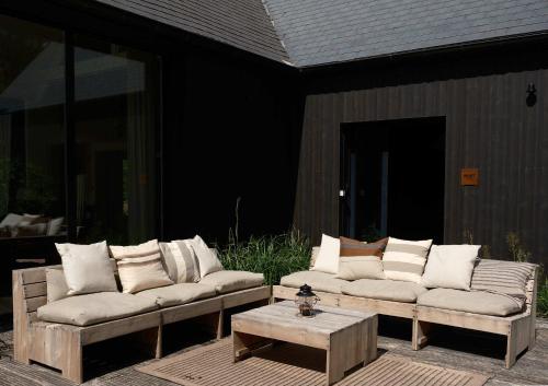 Ein Sitzbereich in der Unterkunft Maison de Reve avec Sauna en Pleine Foret