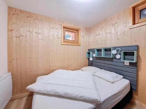 Postel nebo postele na pokoji v ubytování Joli APPARTEMENT DANS CHALET AVEC TERRASSE - SAINT JEAN D'AULPS - PROCHE MORZINE - 6 PERSONNES - LILOU