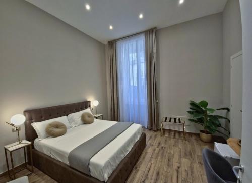 een slaapkamer met een groot bed en een groot raam bij TOLEDO CLASS in Napels