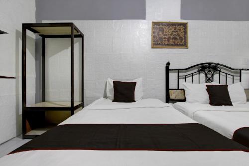 Postel nebo postele na pokoji v ubytování Hotel O Near Tugu Yogyakarta 1 formerly Crown Residence