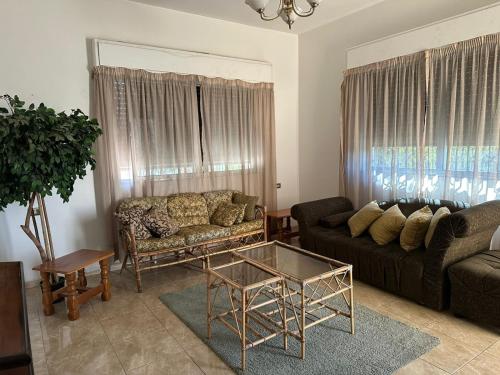Een zitgedeelte bij 3 Bedroom Family Apartment in Amman