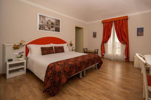een slaapkamer met een groot bed met een rood hoofdeinde bij Casa Faccioli Luxury B&B & Wellness in Bologna