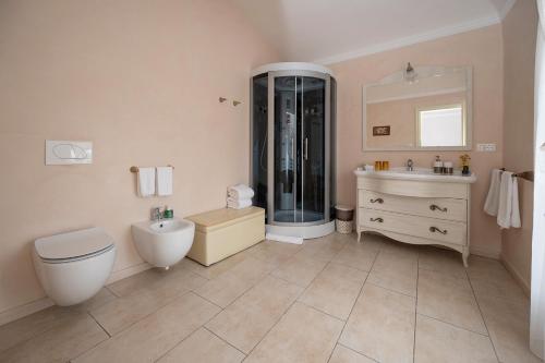 een badkamer met toilet en wastafel bij Casa Faccioli Luxury B&B & Wellness in Bologna
