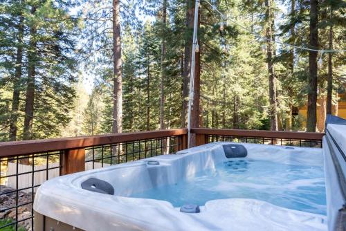 Φωτογραφία από το άλμπουμ του Tahoe Getaway with Hot Tub - Mtn & Forest Views σε Ponderosa Palisades