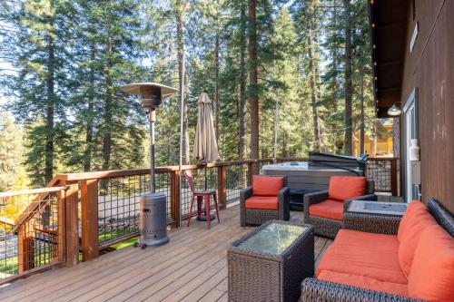 Μπαλκόνι ή βεράντα στο Tahoe Getaway with Hot Tub - Mtn & Forest Views