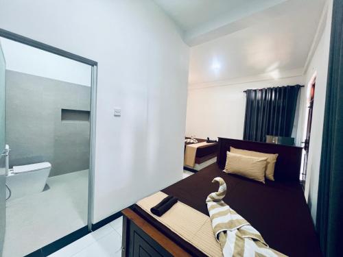 y baño con cama, ducha y lavabo. en Blue Surf View - Tangalle, en Tangalle