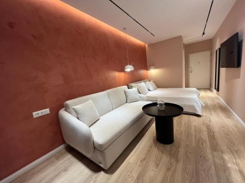 una sala de estar con un sofá y una mesa en Tirana LUX Apartments, en Tirana