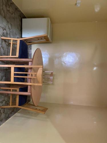 Zimmer mit einem Etagenbett aus Holz in einem Zimmer in der Unterkunft Ebreezy1 villa 2 in Brufut